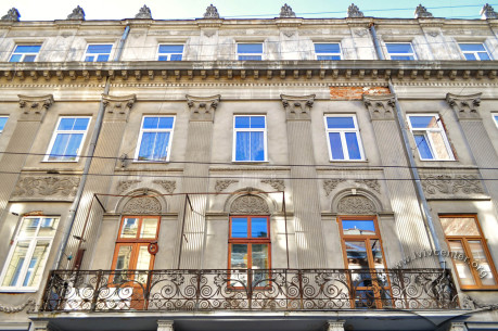 Вул. Менцинського, 3. Центральна частина фасаду