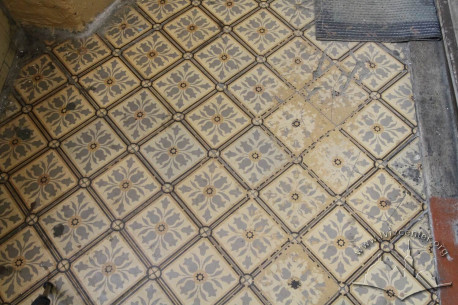 Vul. Kurbasa, 5. Floor tiles on a stair landing