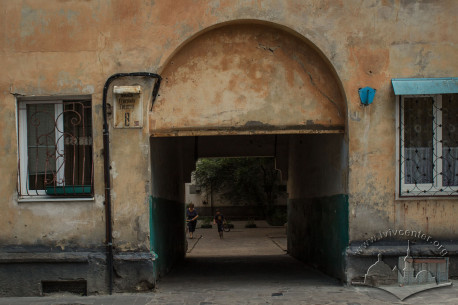 Наскрізний проїзд був частково замурований. Сучасний вигляд брами з боку вул. Грекова