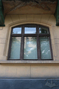 Вул. Кривоноса, 33. Вікно 1-го поверху із автентичною столяркою