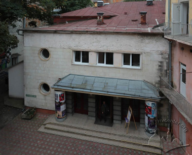 Вул. Гнатюка, 11. Вигляд театру із галереї житлового будинку