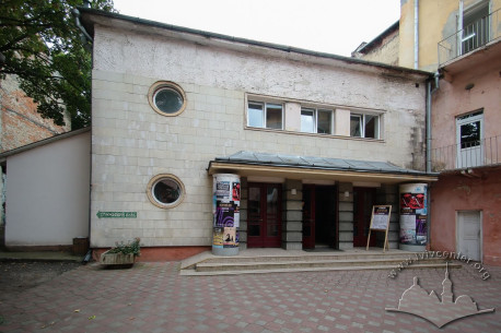 Вул. Гнатюка, 11. Головний фасад театру