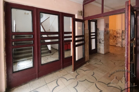 Вул. Гнатюка, 11. Вестибюль і вихід на балкони