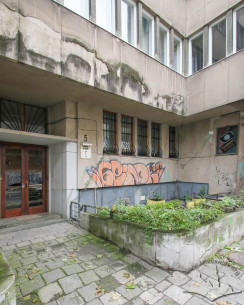 Вул. Герцена, 5. Палісадник при вході до будинку