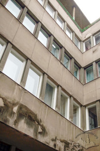 Вул. Герцена, 5. Стрічкові вікна