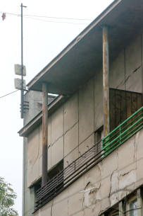 Вул. Герцена, 5. Балкон на верхньому поверсі і автентичний флагшток