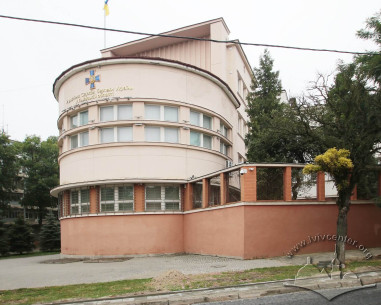 Вул. Вітовського, 55. Вигляд з вул. Героїв майдану. У цій заокругленій частині будинку до 1939 року був відділ де приймали клієнтів Міських електричних закладів