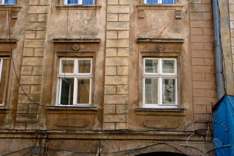 Вул. Староєврейська, 26. Вікна 2-го пов.