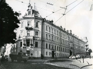 Вул. Степана Бандери, 1