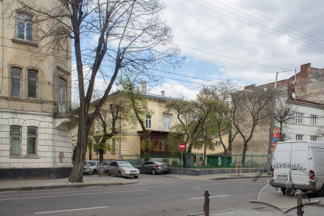 Вул. Романчука, 15. Вигляд з вулиці Зеленої