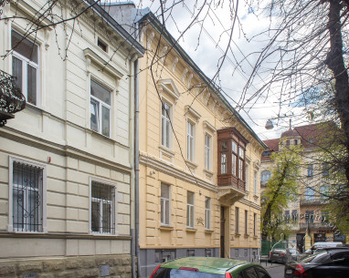 Вул. Романчука, 15. Головний фасад