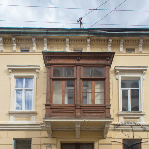 Вул. Романчука, 15. Балкон-веранда на головному фасаді