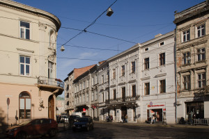 Вул. Винниченка, 2-4 – житлові будинки