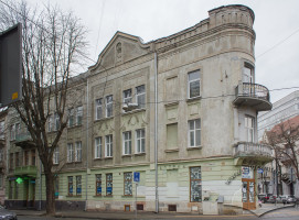 Вул. Бандери, 57 – житловий будинок
