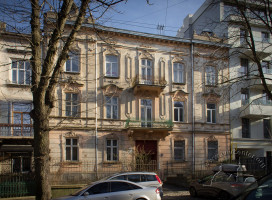 Вул. Коновальця, 19 – житловий будинок