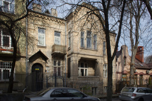 Вул. Коновальця, 18 – житловий будинок