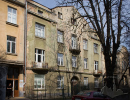 Вул. Коновальця, 20 – будинок лікарні (колишній житловий)