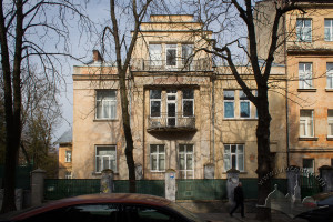 Вул. Коновальця, 24 – будинок лікарні (колишня вілла)