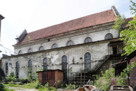 Бічний фасад колишнього костелу