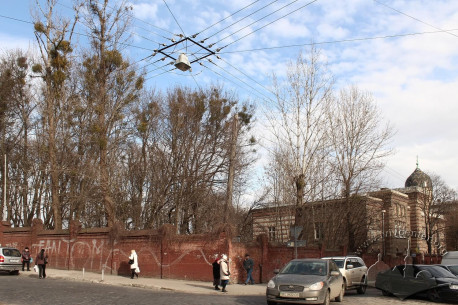 Будинок колишнього шпиталю та фрагмент огорожі зруйнованого єврейського цвинтаря. Вид з перехрестя вулиць Раппапорта і Клепарівської