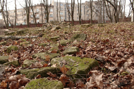 Залишки мацев – надгробних каменів зі зруйнованого цвинтаря