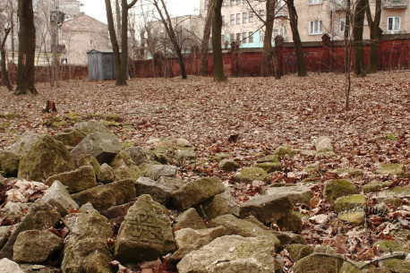 Залишки мацев – надгробних каменів зі зруйнованого цвинтаря