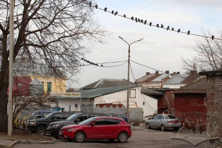 Вхід на ринок, що зайняв значну частину території зруйнованого цвинтаря