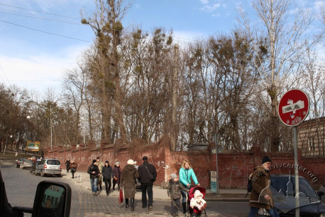 Огорожа зруйнованого єврейського цвинтаря, вид з перехрестя вулиць Раппапорта і Клепарівської