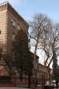 Вхід на територію шпиталю, за ним розташовувався цвинтар