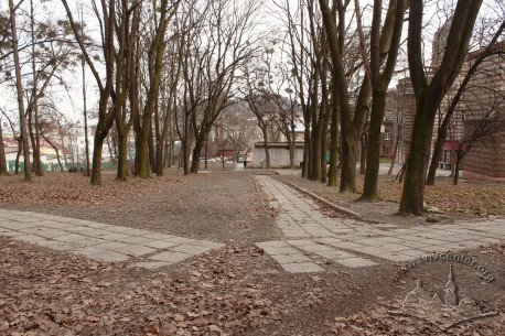 Подвір'я колишнього шпиталю, вид у бік Високого замку
