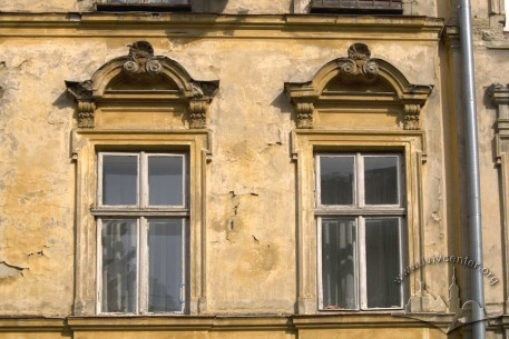 Вул. Кльоновича, 6. Вікна 2-го поверху