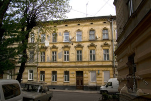 Вул. Кльоновича, 6 – житловий будинок