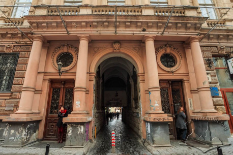 Vul. Sichovykh Striltsiv, 3. Entrances: in the center, to the former Hausmann passage, now prov. Kryva Lypa. On the sides, entrances to the office building