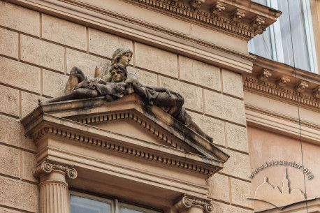 Vul. Sichovykh Striltsiv, 3. Pediment above a window on the 2nd floor