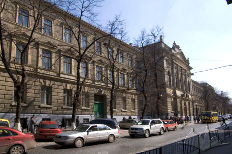 Vul. Kniazia Romana, 1. The building's principal facade, a view from the north