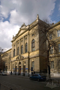 Vul. Kniazia Romana, 1. The building's central avant-corps with the main entrance