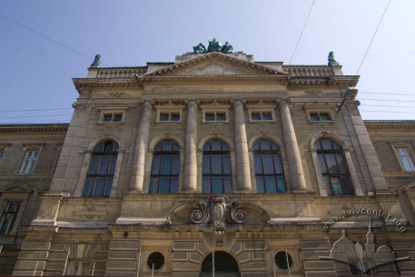 Vul. Kniazia Romana, 1. Part of the central avant-corps