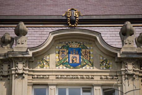 Prosp. Shevchenka, 17-19. Attic above the central part of the facade