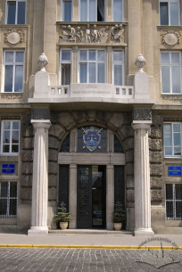 Prosp. Shevchenka, 17-19. The main entrance