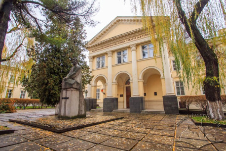 Vul. Stefanyka, 2. The courtyard or a cour d'honneur. Vasyl Stefanyk monument is on the left. On the right, the library portico with the main entrance