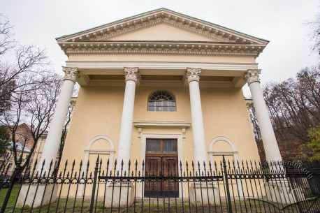 Vul. Stefanyka, 2. Western facade of the chapel with a Neoclassicist portico