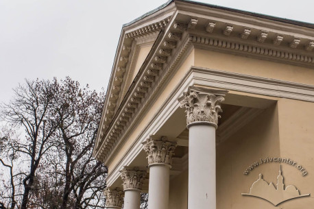 Vul. Stefanyka, 2. Chapel's portico detail