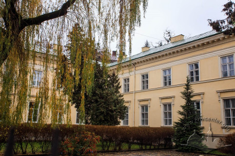 Vul. Stefanyka, 2. A part of the building seen from the cour d'honneur