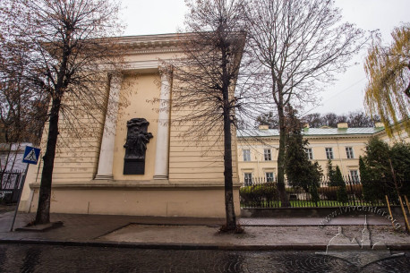 Vul. Stefanyka, 2. Left (eastern) wing of the library building. There is a relief depicting the founders of Ruska Triytsia (Ruthenian Triad), which was opened in 1987