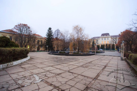 Вул. Пекарська, 52. Корпус гігієни і фармакології, на дальньому плані справа – головний корпус медичного університету (вул. Пекарська, 69)