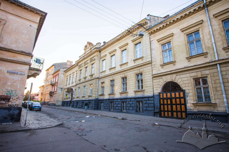 Vul. Kyryla i Mefodiya, 8. A general view of the building from the beginning of vul. Kobylianskoyi