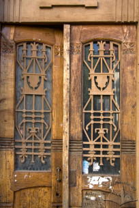 Vul. Henerala Chuprynky, 11a. Wooden doors of the main entrance