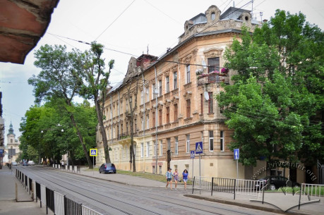 Northern face of the block, it consists of three buildings: vul. Nechuya-Levytskoho, 23, and vul. Henerala Chuprynky, 7 and 9