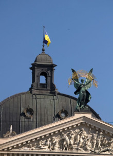 Просп. Свободи, 28. Статуя Слави з пальмовим листом на вершині фронтону головного фасаду, ззаду — купол над глядацьким залом опери (автор — ск. П. Війтович)