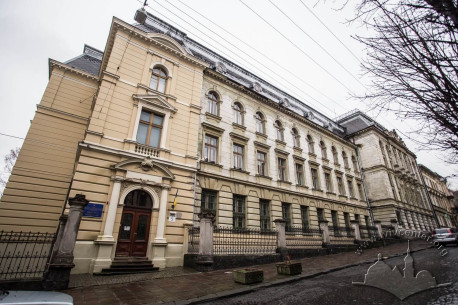 Vul. Hrushevskoho, 5. A general view of the building
